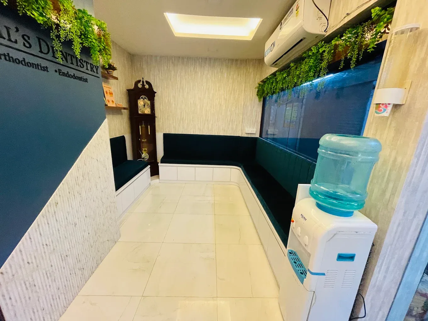 Image showing the entire clinic wait area